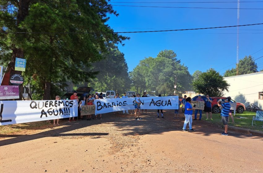  Vecinos del Barrio del Lago de Candelaria se autoconvocaron en reclamo por la falta de agua.